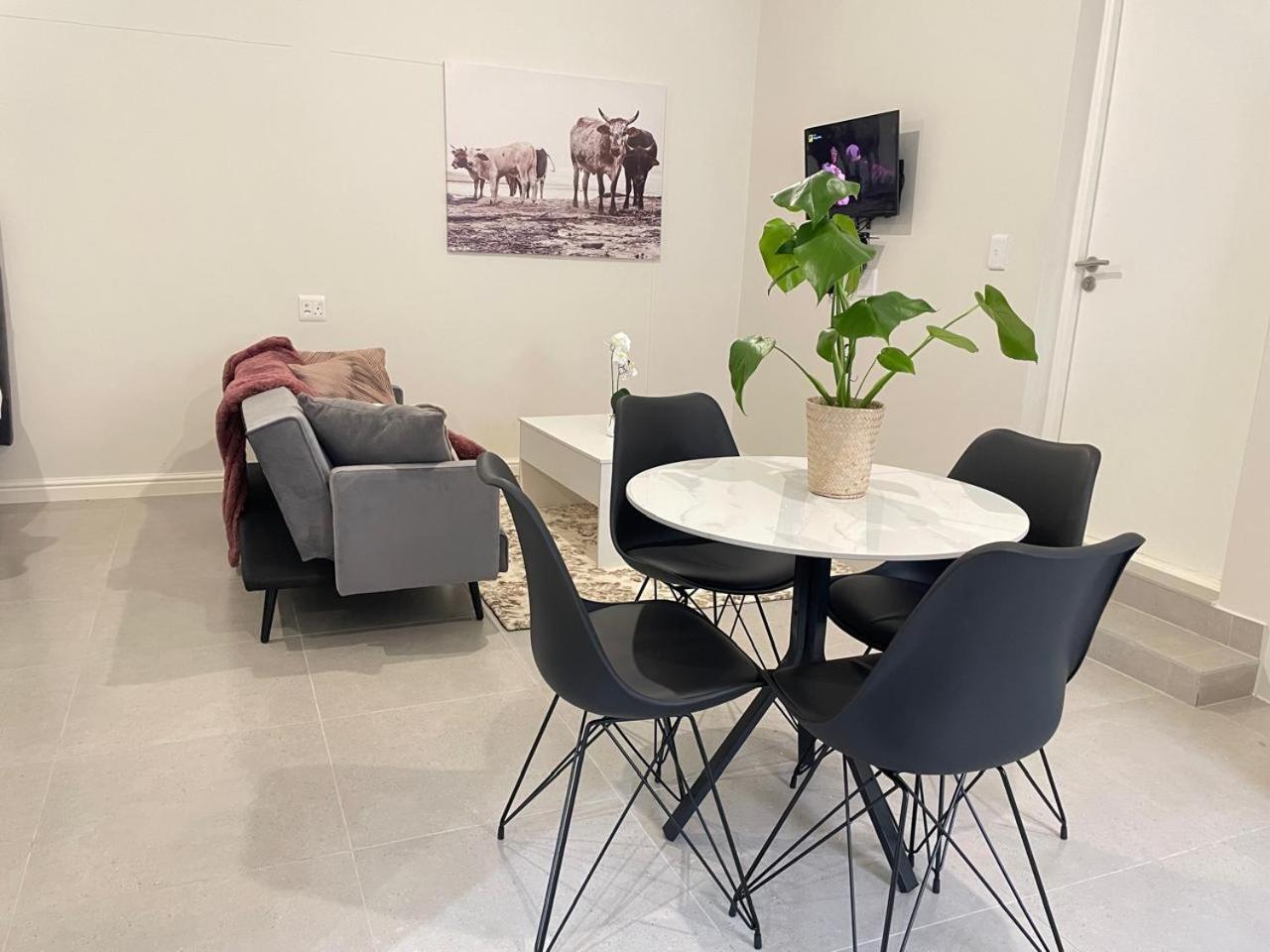 Sunningdale White House Apartment *